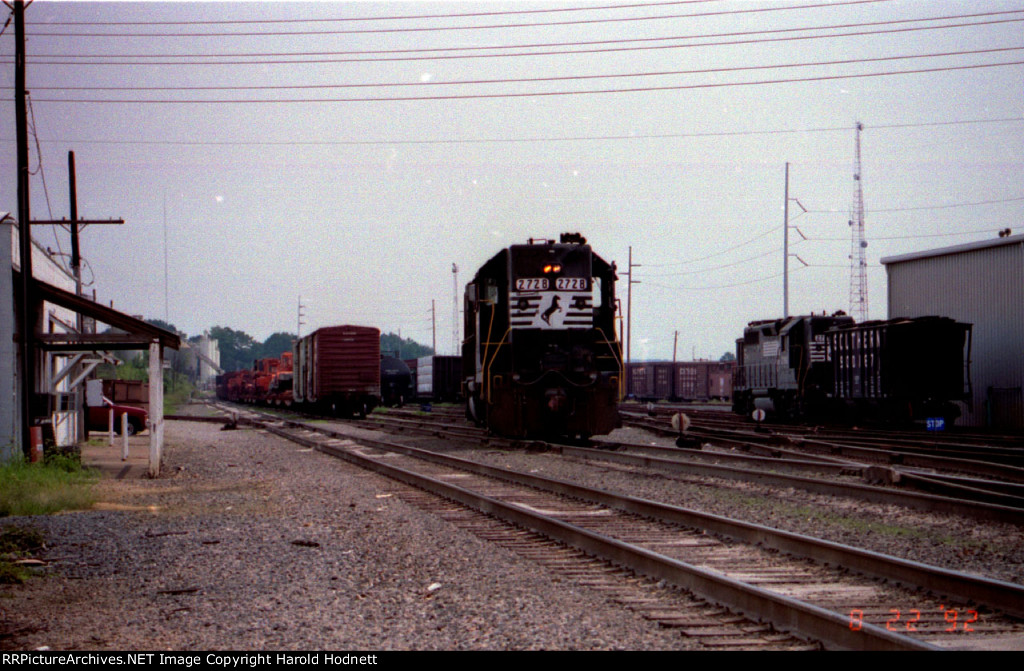 NS 2728 moves thru Glenwood Yard